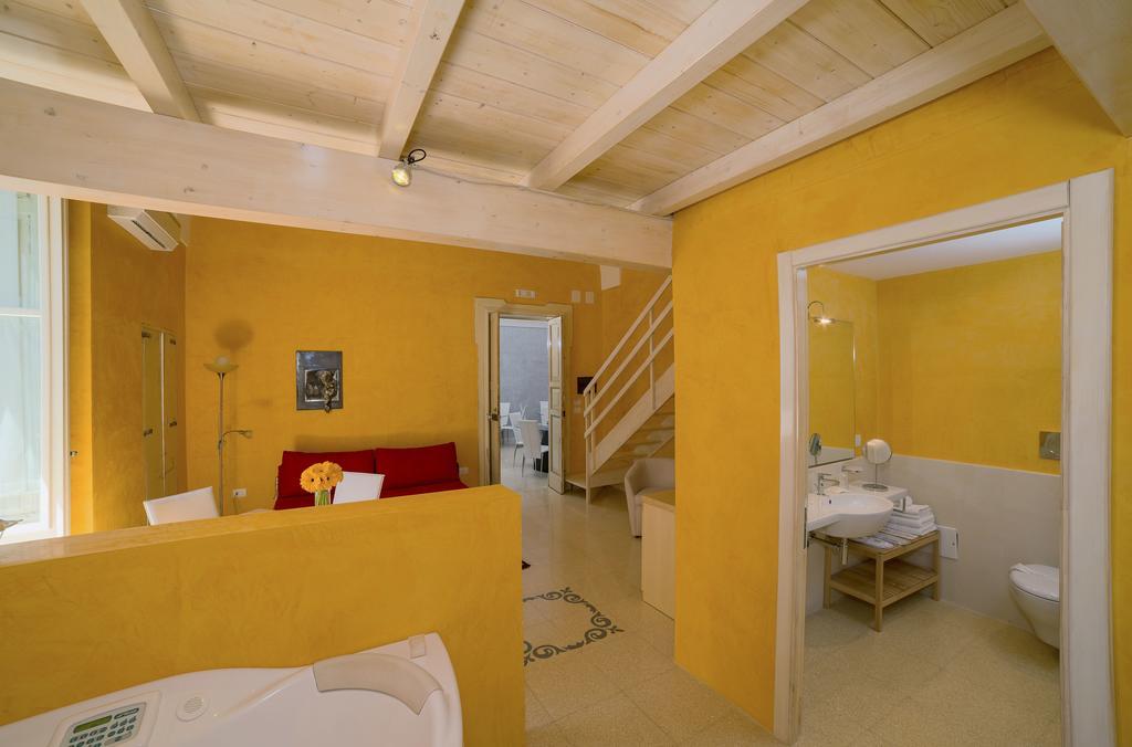 Relais Carlo V - Palazzo Storico Bed & Breakfast กัลลีโปลี ห้อง รูปภาพ