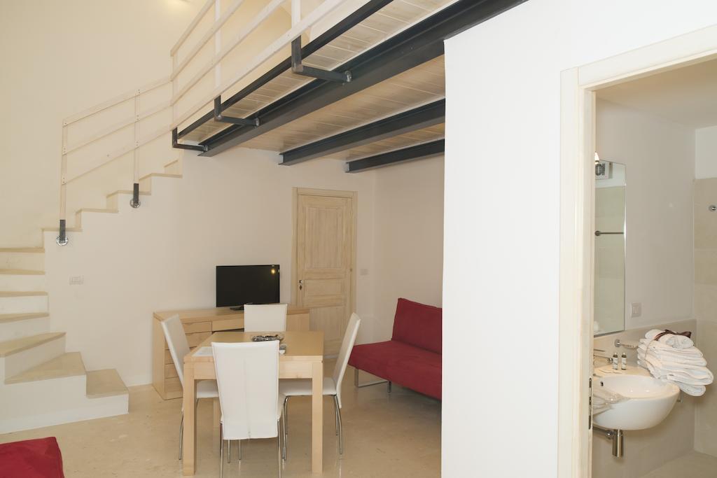 Relais Carlo V - Palazzo Storico Bed & Breakfast กัลลีโปลี ห้อง รูปภาพ