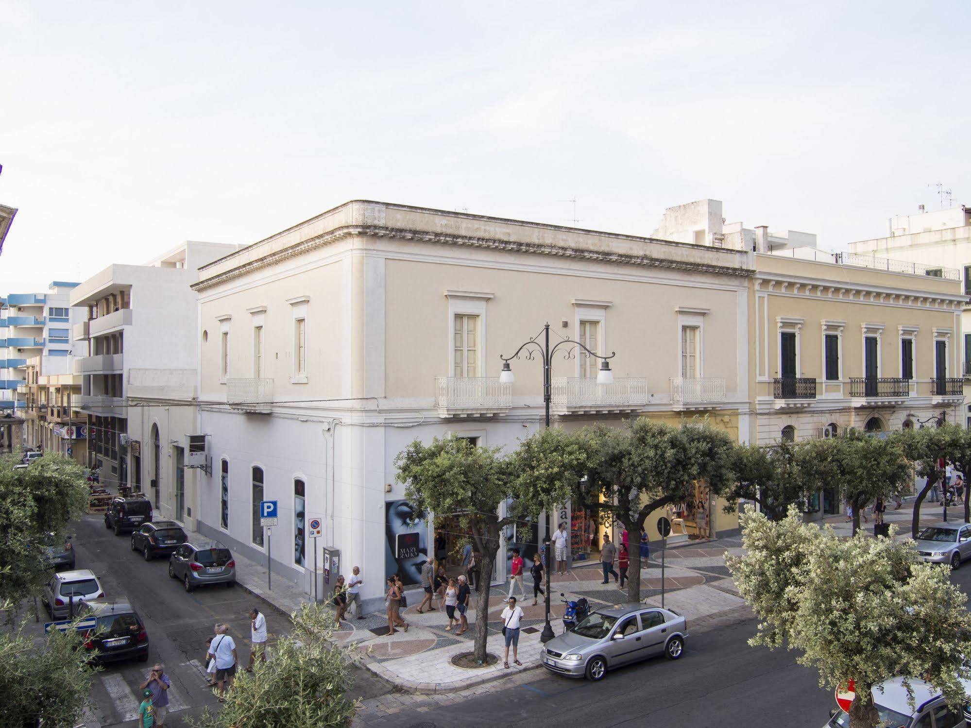 Relais Carlo V - Palazzo Storico Bed & Breakfast กัลลีโปลี ภายนอก รูปภาพ