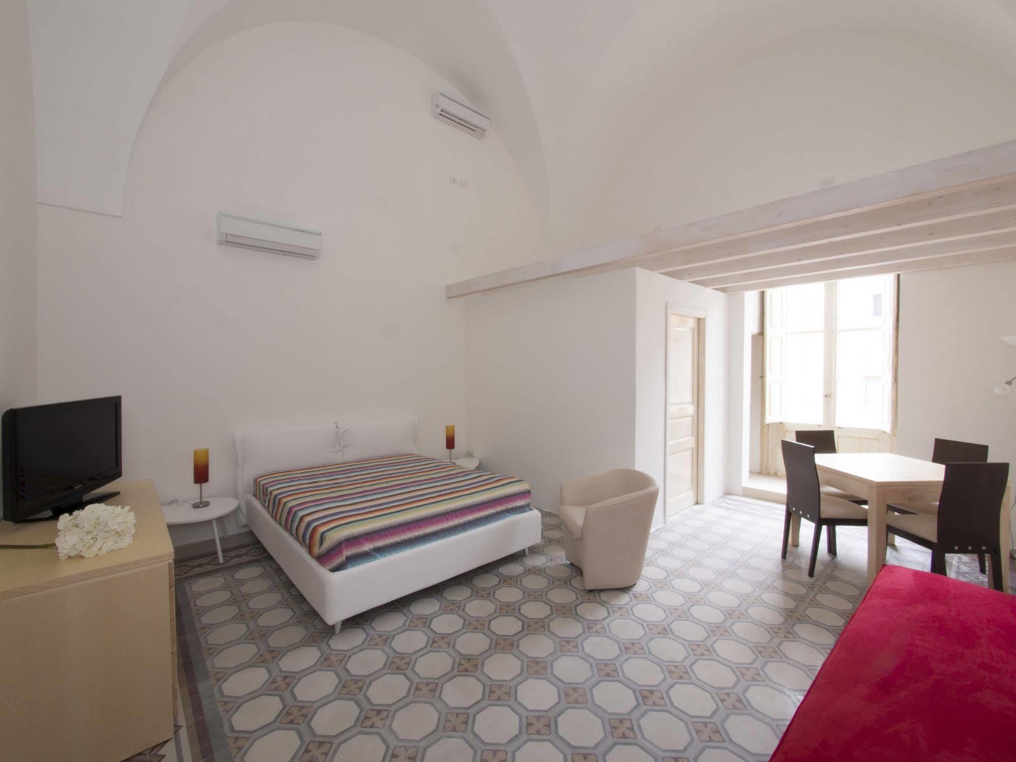 Relais Carlo V - Palazzo Storico Bed & Breakfast กัลลีโปลี ภายนอก รูปภาพ