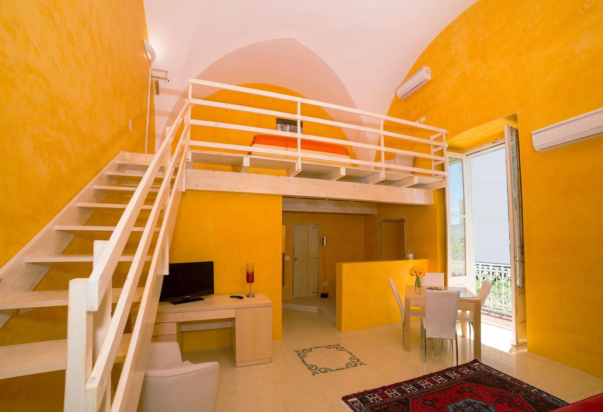 Relais Carlo V - Palazzo Storico Bed & Breakfast กัลลีโปลี ภายนอก รูปภาพ