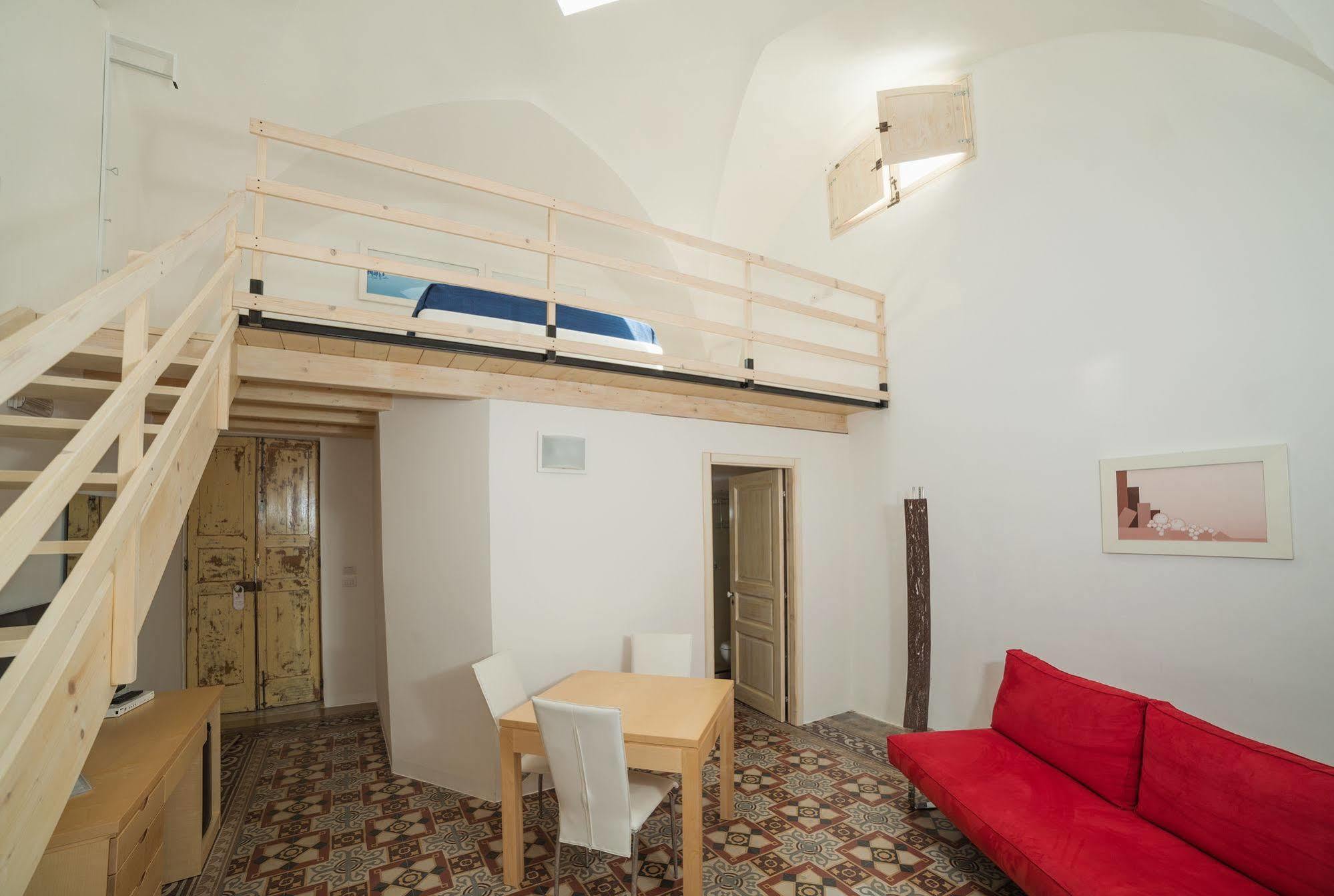Relais Carlo V - Palazzo Storico Bed & Breakfast กัลลีโปลี ภายนอก รูปภาพ