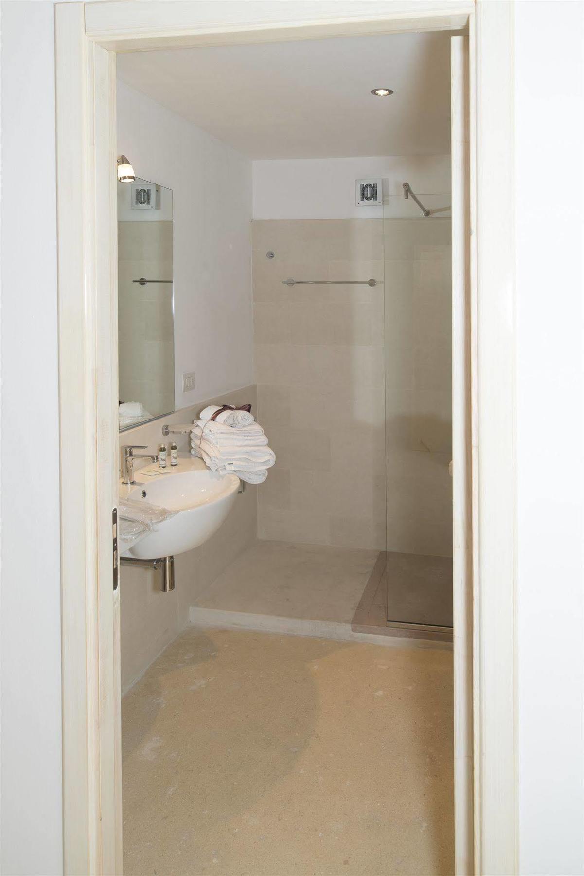 Relais Carlo V - Palazzo Storico Bed & Breakfast กัลลีโปลี ภายนอก รูปภาพ