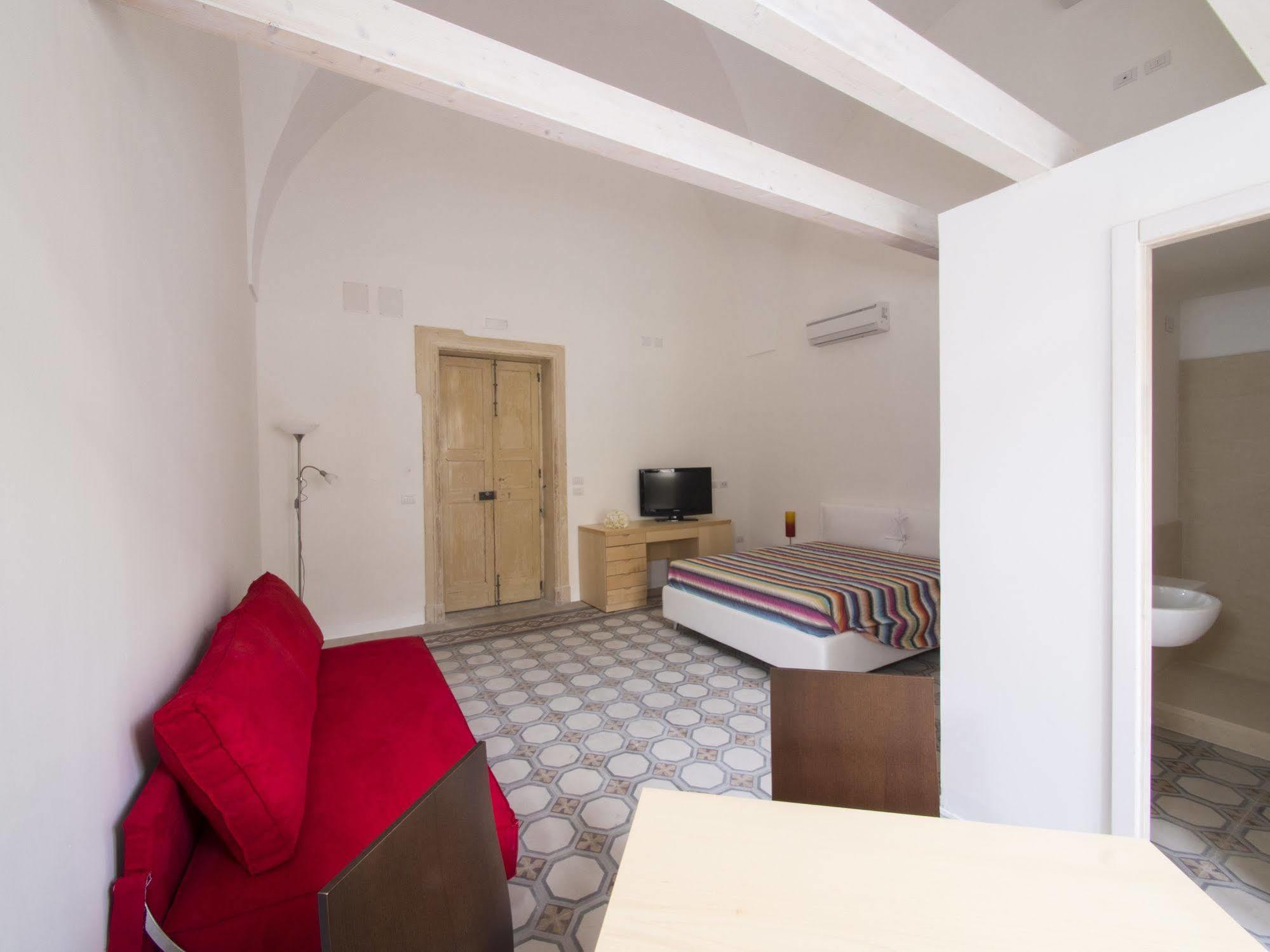 Relais Carlo V - Palazzo Storico Bed & Breakfast กัลลีโปลี ภายนอก รูปภาพ