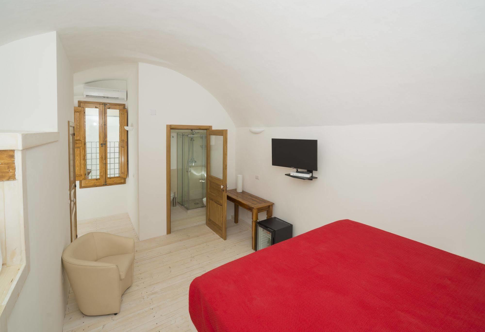 Relais Carlo V - Palazzo Storico Bed & Breakfast กัลลีโปลี ภายนอก รูปภาพ