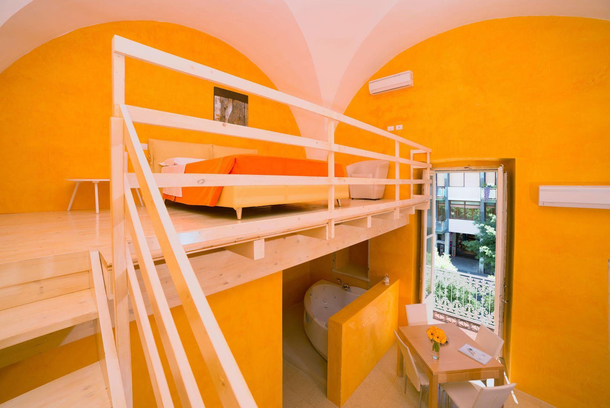 Relais Carlo V - Palazzo Storico Bed & Breakfast กัลลีโปลี ภายนอก รูปภาพ