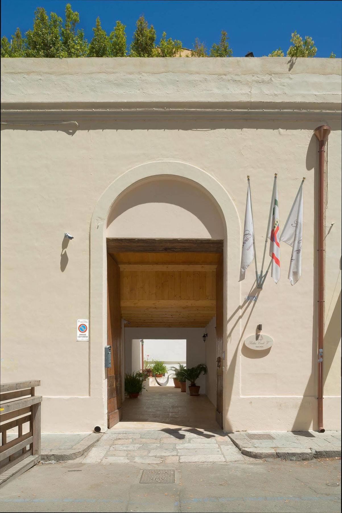 Relais Carlo V - Palazzo Storico Bed & Breakfast กัลลีโปลี ภายนอก รูปภาพ