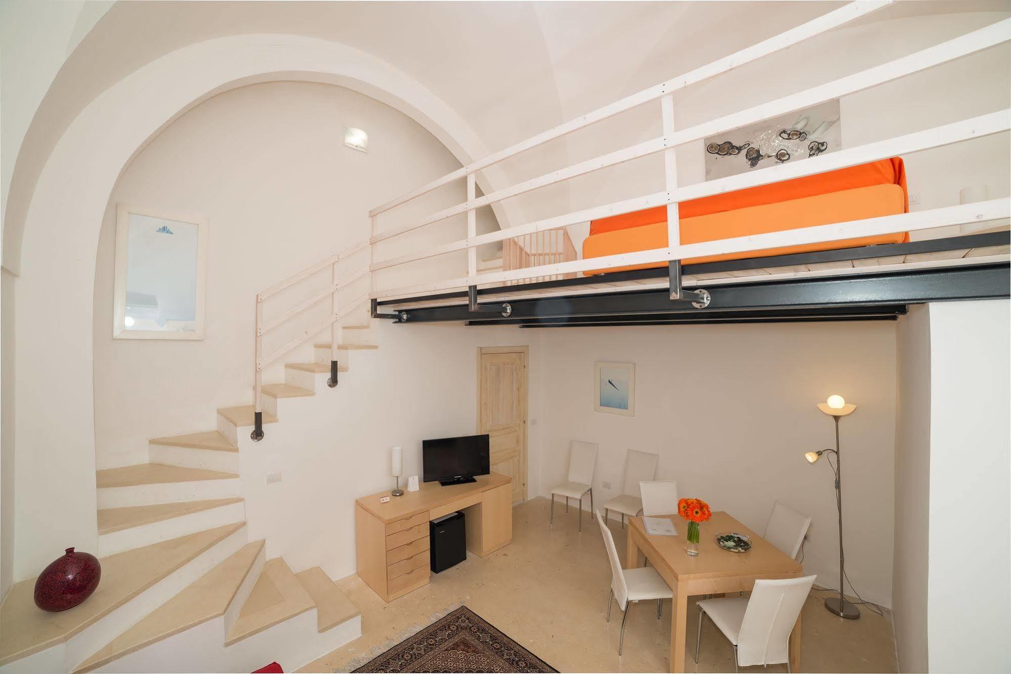 Relais Carlo V - Palazzo Storico Bed & Breakfast กัลลีโปลี ภายนอก รูปภาพ