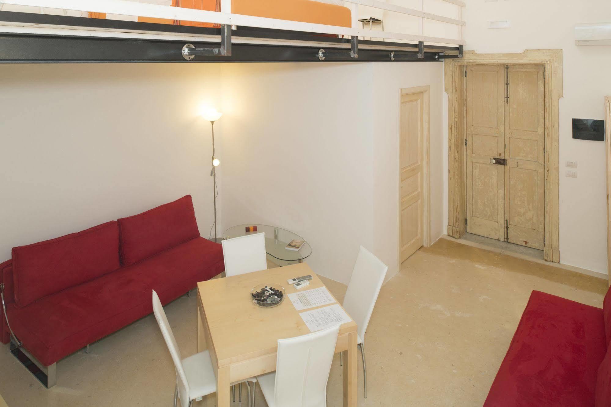 Relais Carlo V - Palazzo Storico Bed & Breakfast กัลลีโปลี ภายนอก รูปภาพ