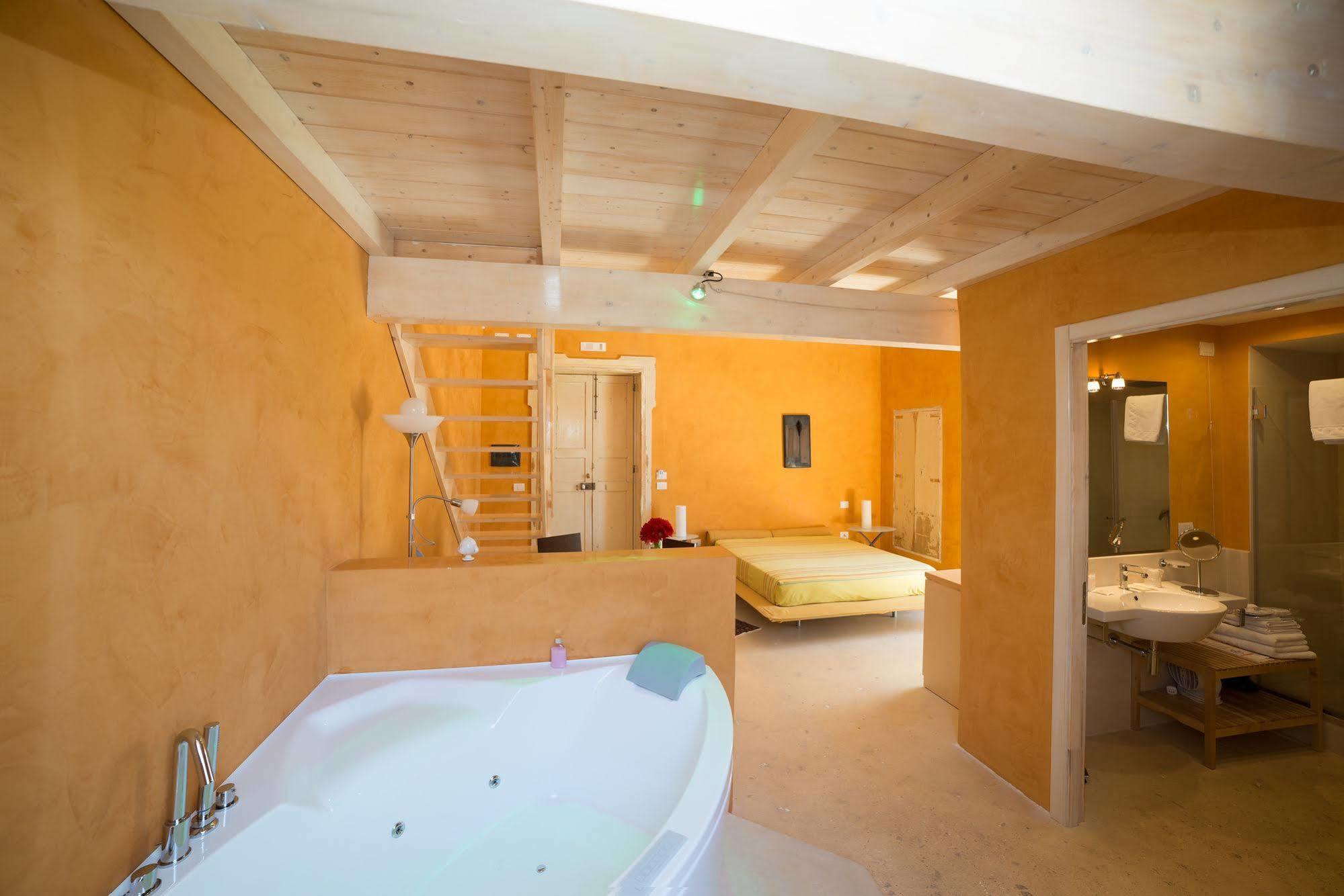 Relais Carlo V - Palazzo Storico Bed & Breakfast กัลลีโปลี ภายนอก รูปภาพ